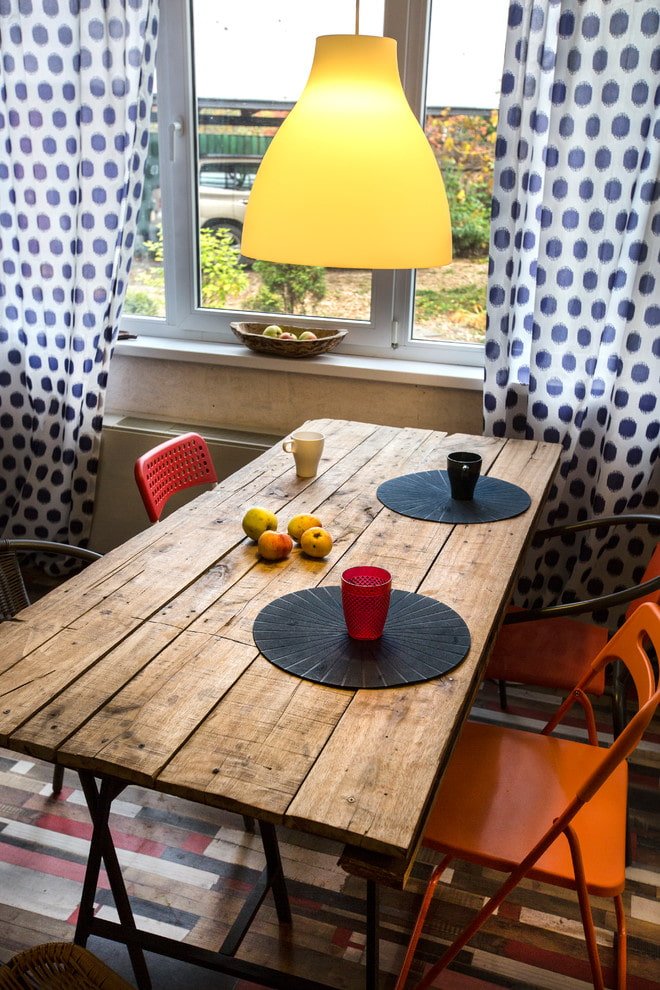 tafel van planken in het interieur