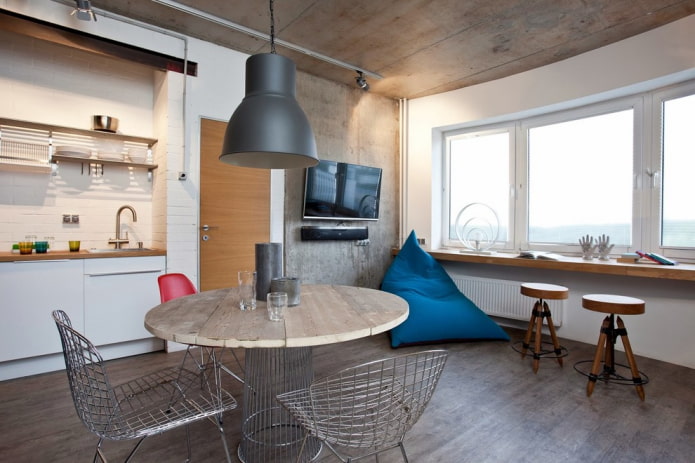 houten tafel in het interieur in loftstijl