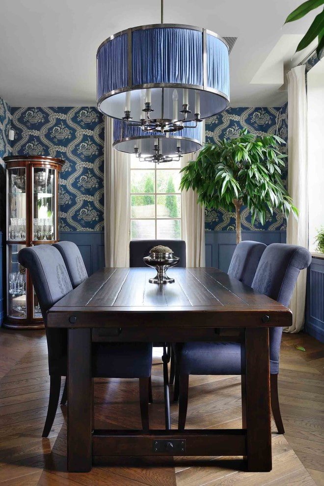 wenge houten tafel in het interieur