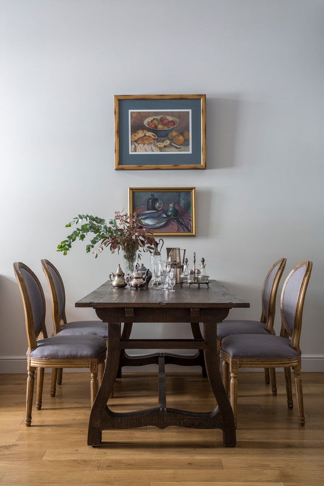 wenge houten tafel in het interieur