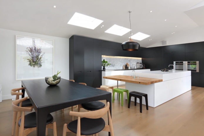 houten tafel in het interieur in hightechstijl