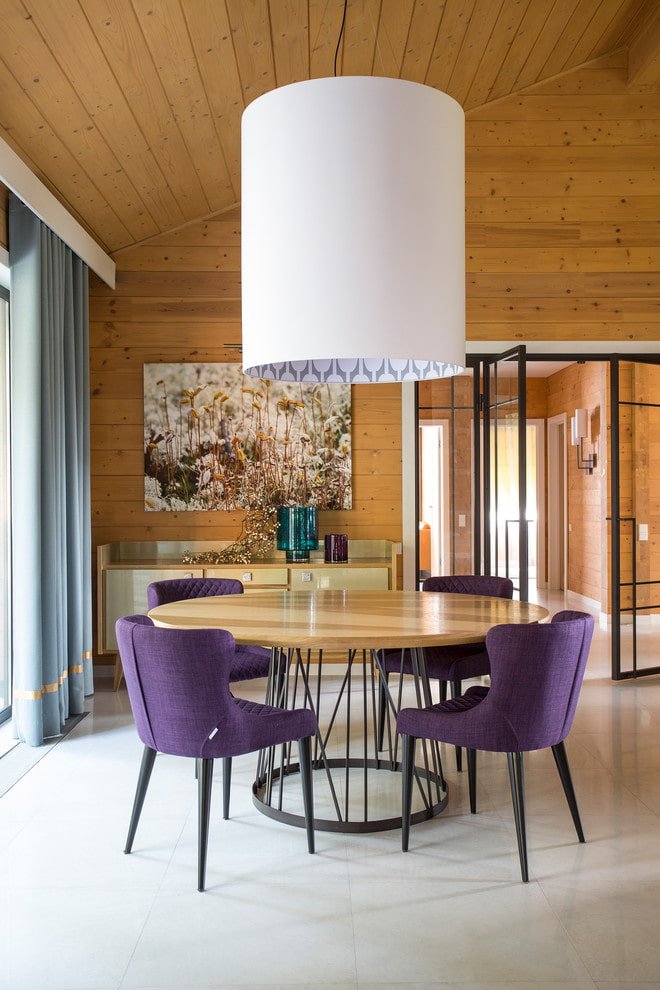 houten tafel met een metalen onderstel in het interieur