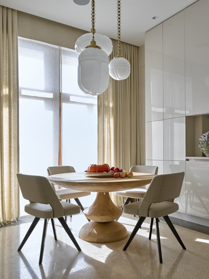 houten tafel op ??n poot in het interieur