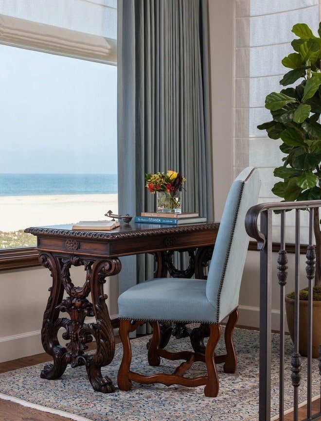houten tafel met gesneden poten in het interieur