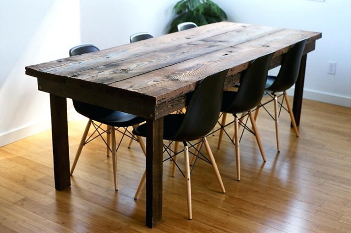 tafel van verkoold hout in het interieur