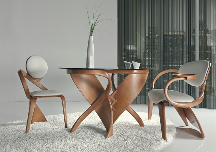 tafel van gebogen hout in het interieur