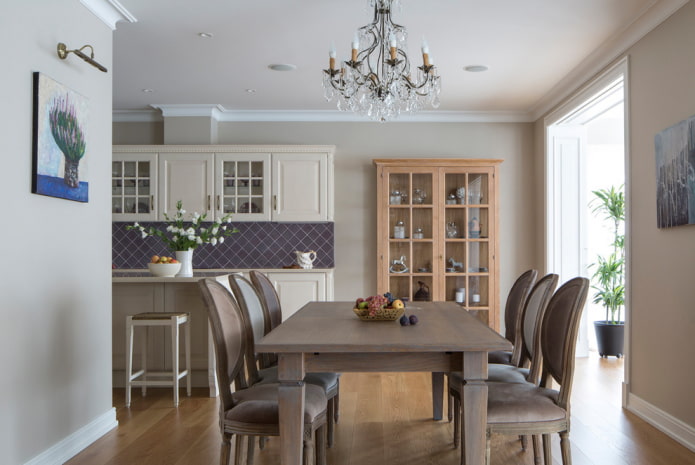 eettafel van hout in het interieur