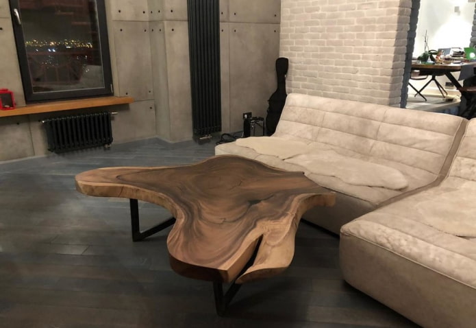 tafel van zaagsneden in het interieur