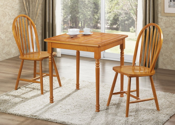 houten tafel met tegels in het interieur