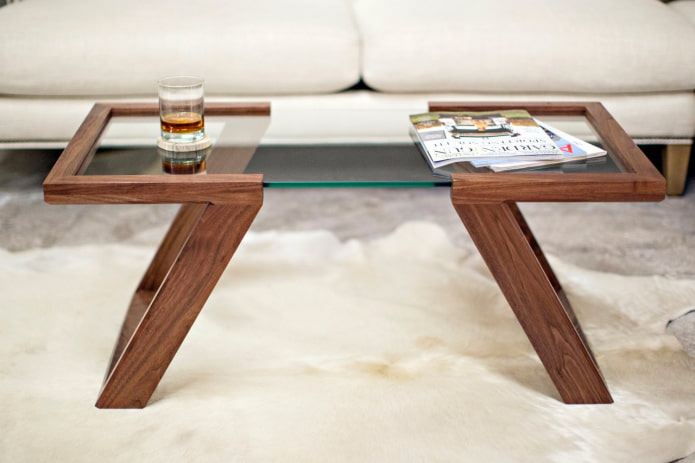 houten tafel met glazen inzetstukken in het interieur