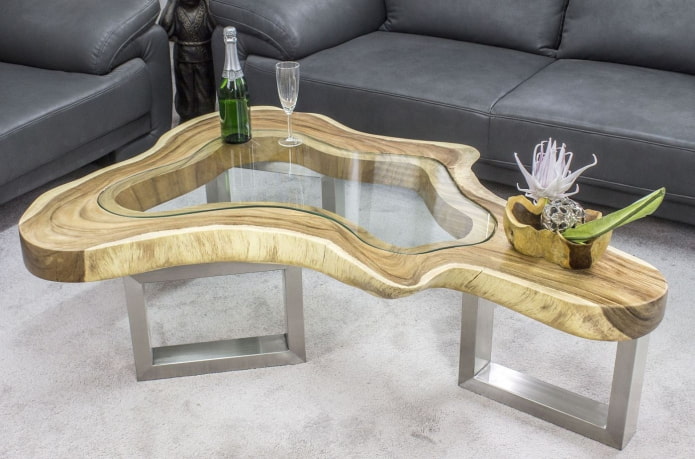 houten tafel met glazen inzetstukken in het interieur