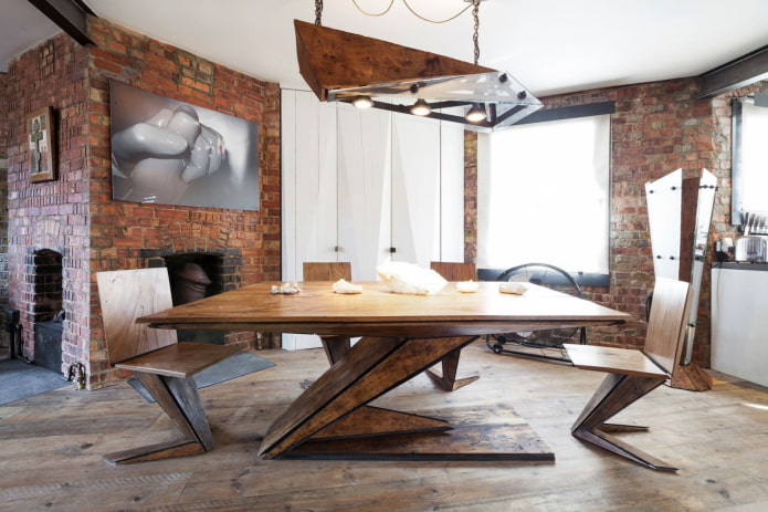 houten tafel in het interieur in loftstijl