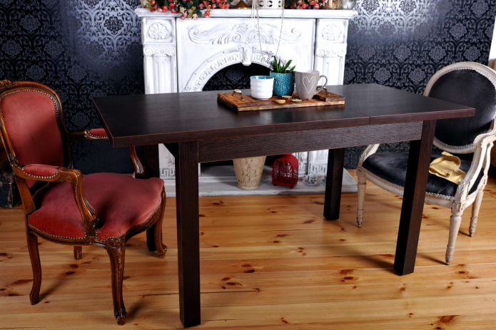 wenge houten tafel in het interieur