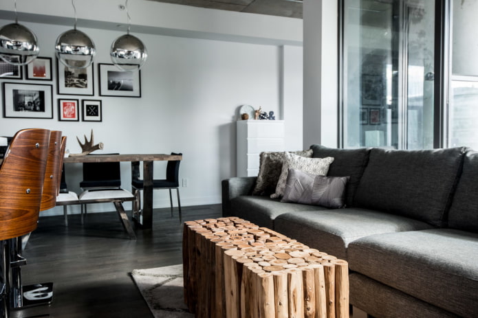 houten tafel in het interieur van de woonkamer