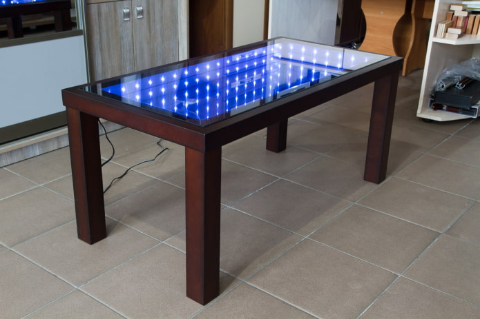 verlichte houten tafel in het interieur