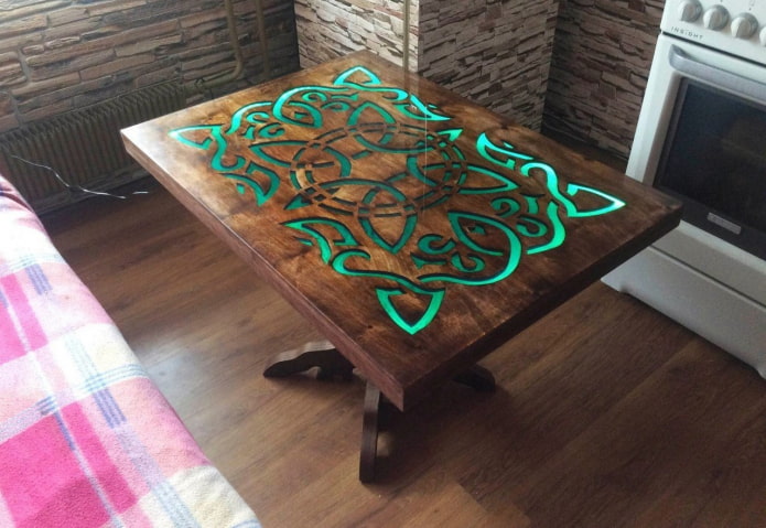 houten tafel met achtergrondverlichting in het interieur