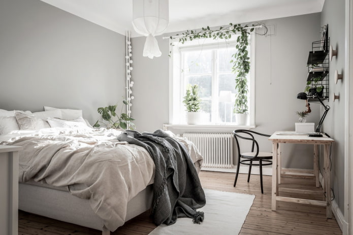 houten tafel in het slaapkamerinterieur