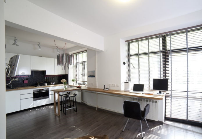 houten vensterbanktafel in het interieur