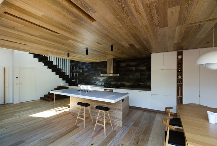 plafond in de keuken dat op hout lijkt