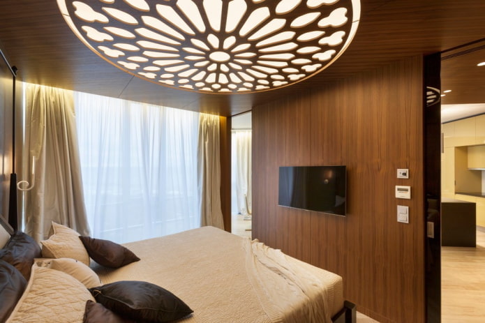 gesneden houten plafond in de slaapkamer
