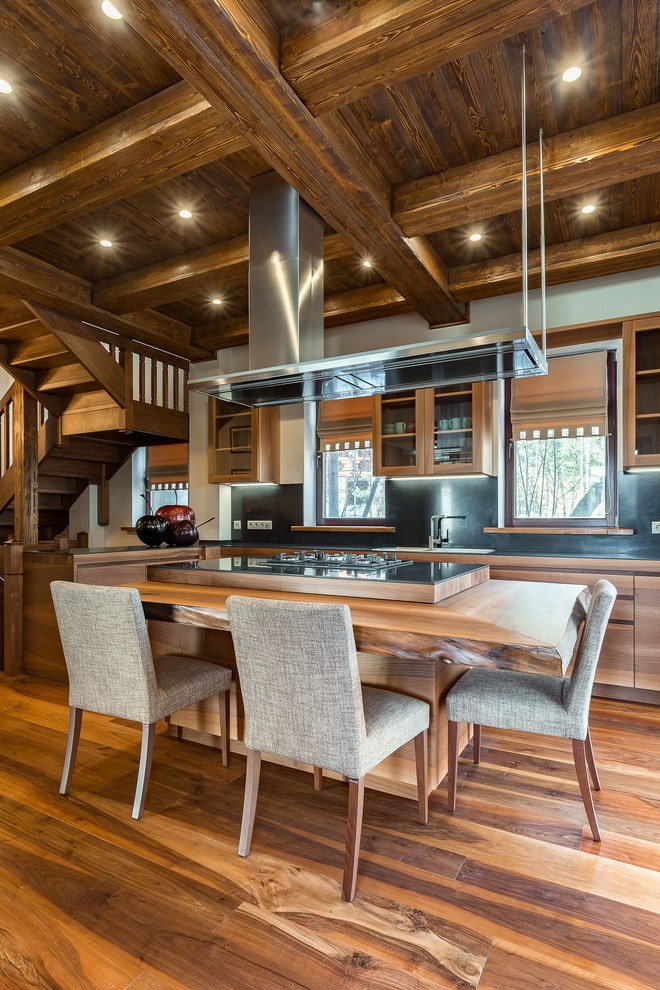 houten plafond in het keukeninterieur