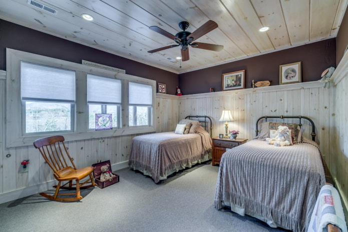 houten plafond in het interieur van de kinderkamer