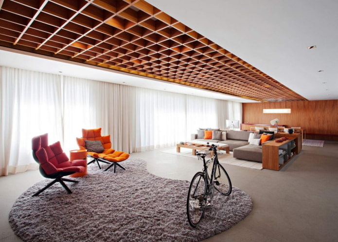 houten plafond met latten in de woonkamer