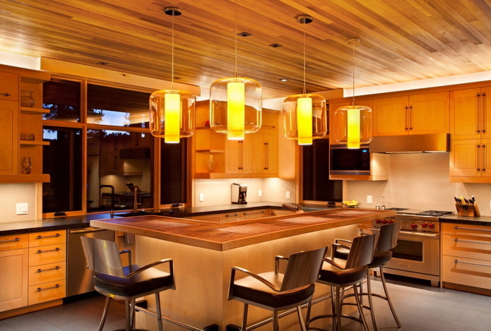 bruin houten plafond in de keuken