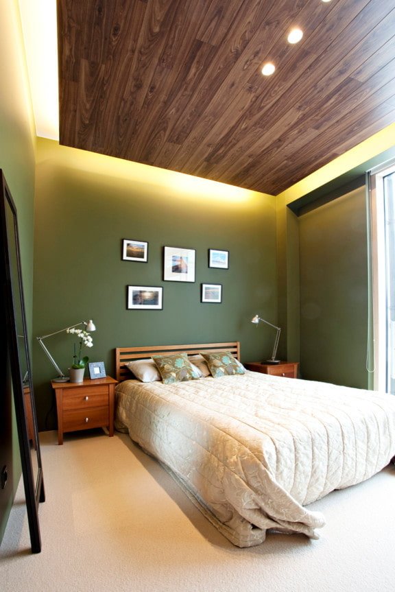houten plafond met achtergrondverlichting