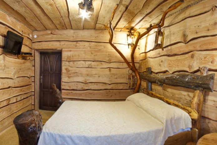 plafond van houtsneden in de slaapkamer