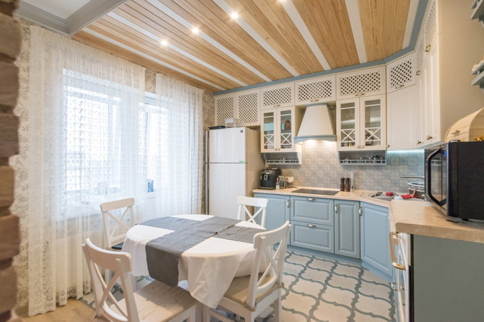 tweekleurig houten plafond in de keuken