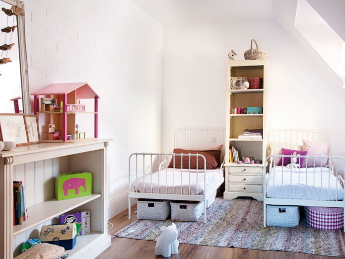 Opbergen van spullen in het interieur van de slaapkamer voor kinderen van verschillende geslachten