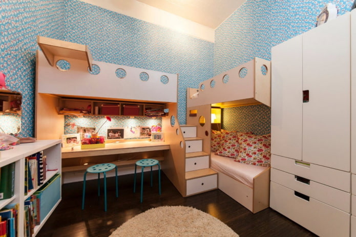 Opbergen van spullen in het interieur van de slaapkamer voor kinderen van verschillende geslachten