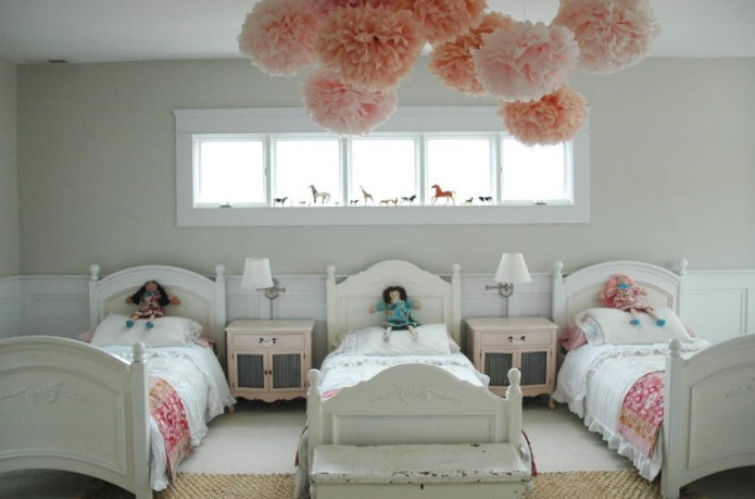 ontwerp van een slaapkamer voor drie meisjes