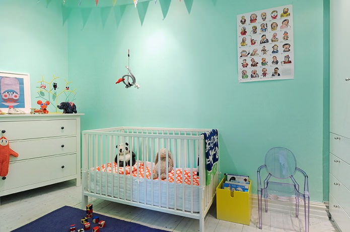 mintkleurige muren in de kinderkamer voor een pasgeborene