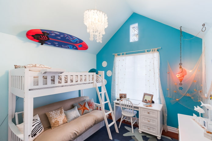 decoratie en textiel in het interieur van een kinderkamer in maritieme stijl