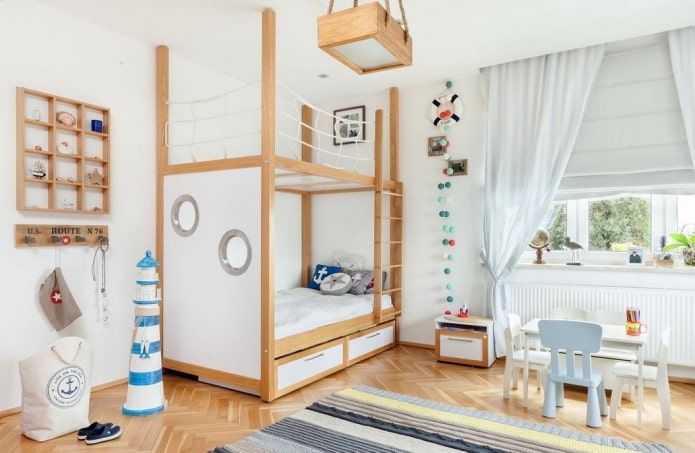 decoratie en textiel in het interieur van een kinderkamer in maritieme stijl