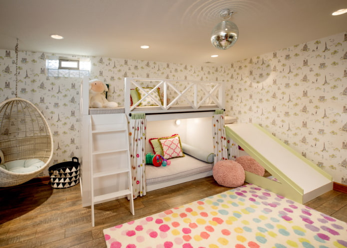 tweelaags model met een glijbaan in de kinderkamer