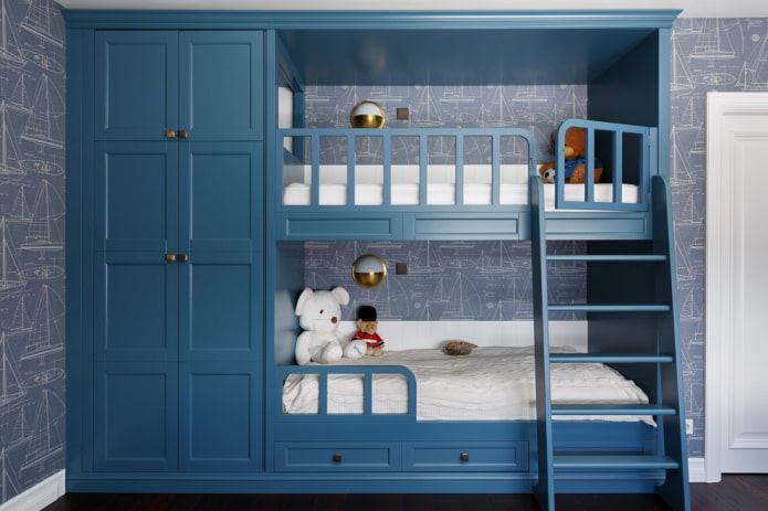 stapelbed met een kledingkast in de kinderkamer