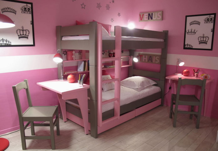 tweelaags model met een tafel in de kinderkamer