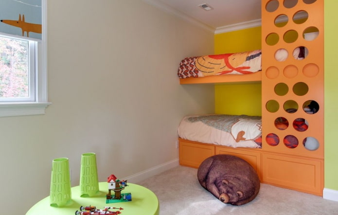 oranje stapelbed in de kinderkamer