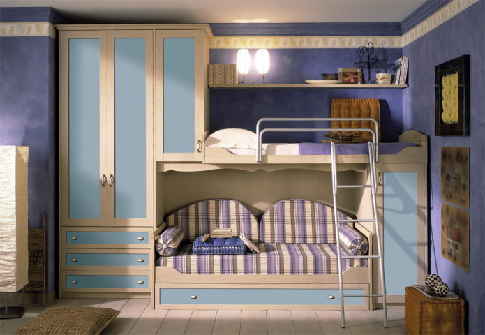 stapelbed met een bank in de kinderkamer