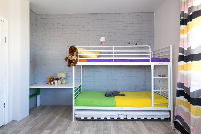 stapelbed van metaal in de kinderkamer