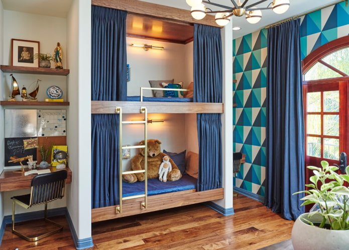 een model met twee niveaus en een hemelbed in een kinderkamer