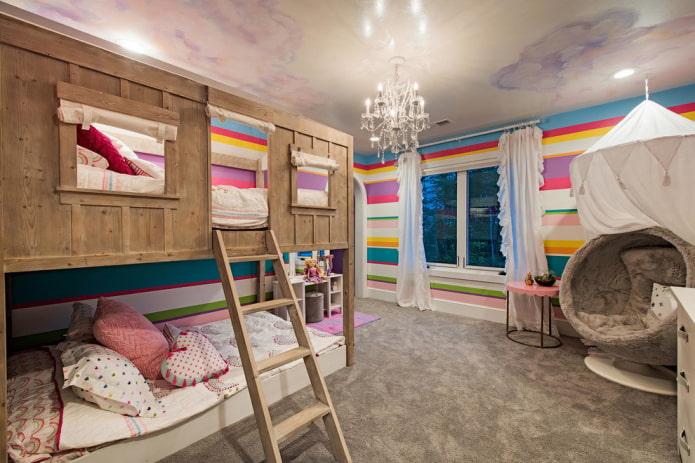 een houten bed met twee niveaus in een kinderkamer