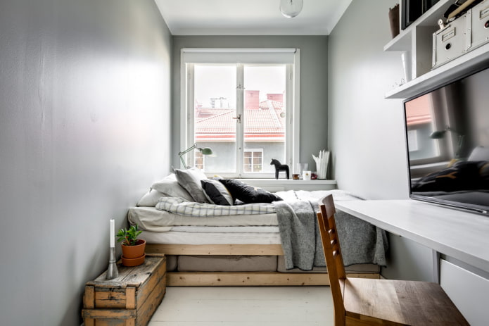 Bed in een smalle kamer