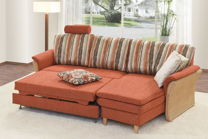 opklapbare bank met stoffen bekleding in het interieur