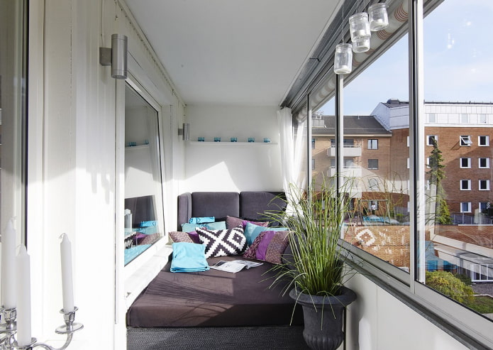 opklapbare bank in het balkoninterieur