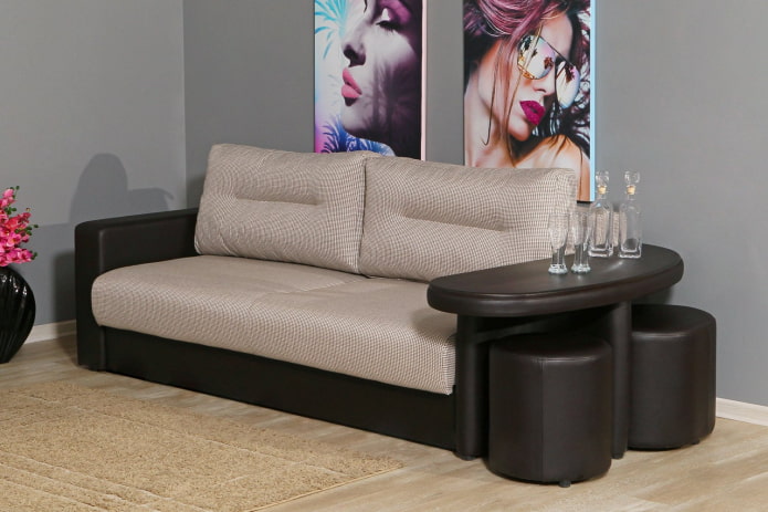 opklapbare bank met een tafel in het interieur