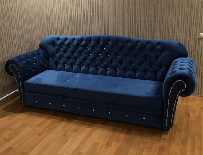 opklapbare bank met strass-steentjes in het interieur
